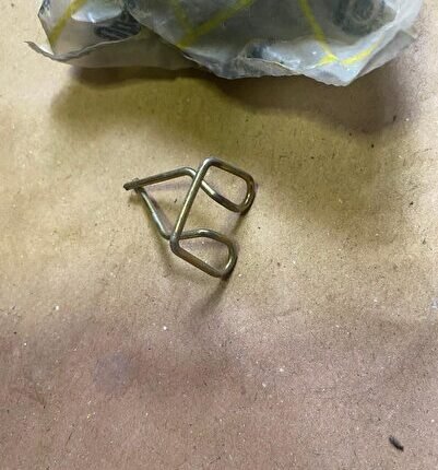 MURAT 124/SERÇE 131 KAPI DÖŞEME SEGMANI KLİPSİ KÜÇÜK TEL ESKİ ÜRETİM OPAR